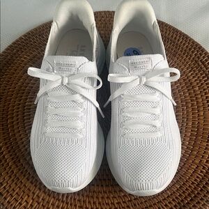 Skechers Martha Stewart Women's Classic White Swift fit  Sneakers. Size 6 1/2